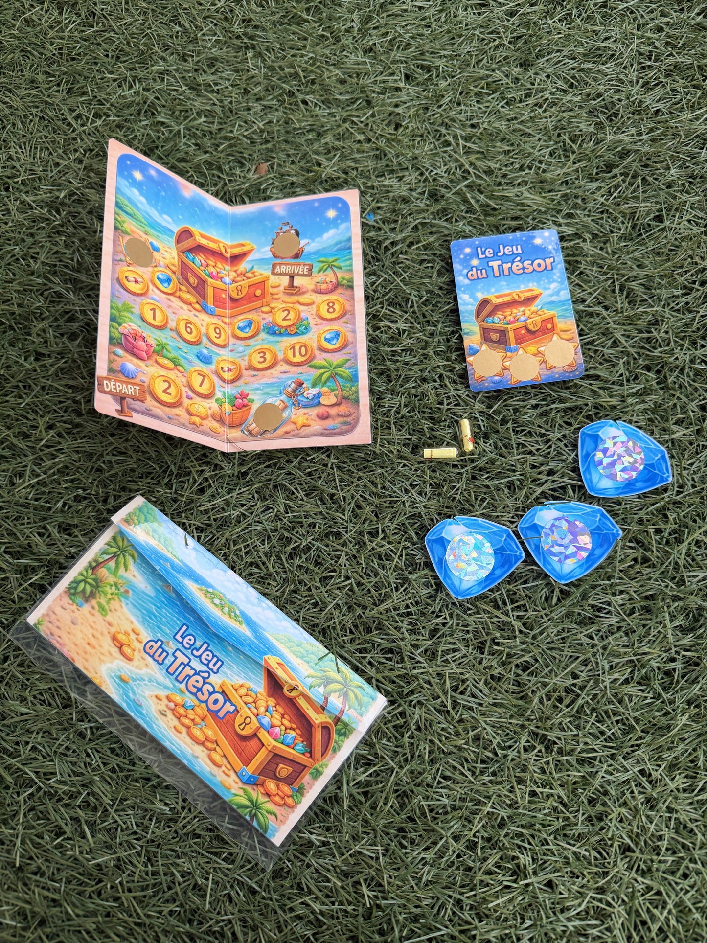 Le jeu du trésor - plateau de jeu avec 4 cartes a gratter, capsules et enveloppe scratch
