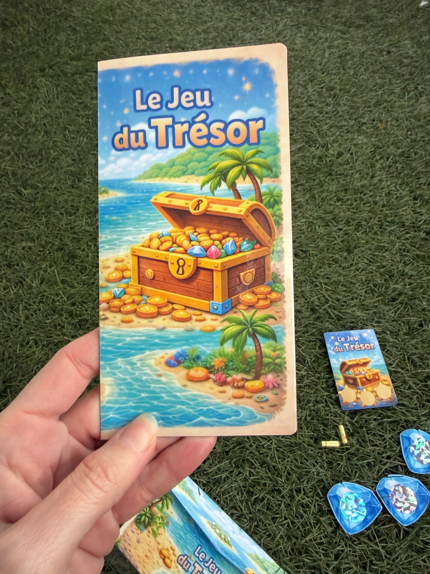 Le jeu du trésor - plateau de jeu avec 4 cartes a gratter, capsules et enveloppe scratch