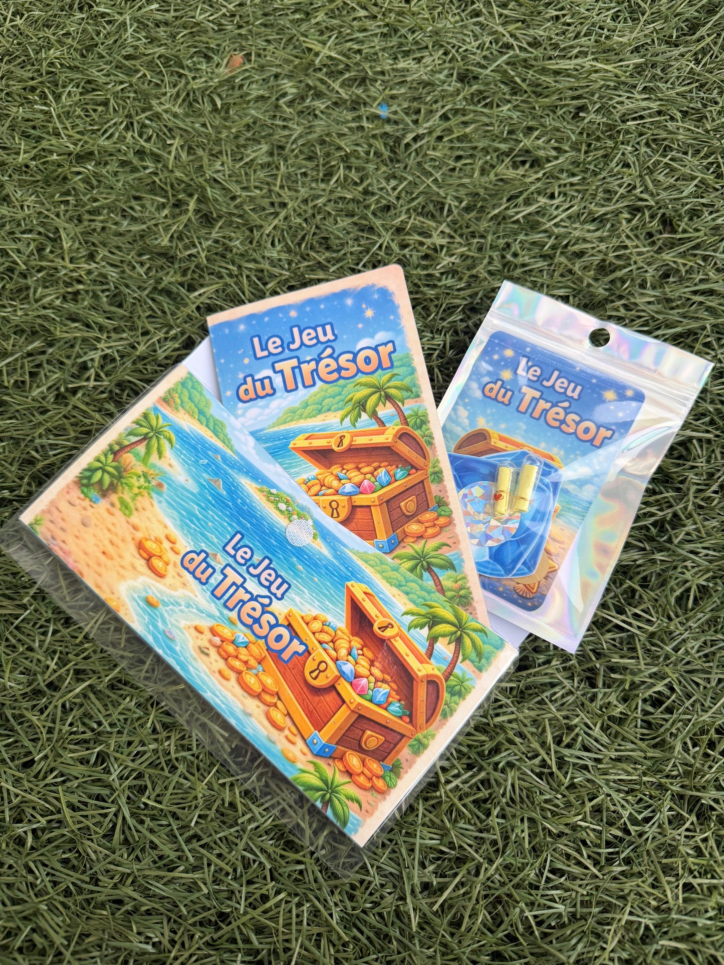 Le jeu du trésor - plateau de jeu avec 4 cartes a gratter, capsules et enveloppe scratch